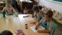 Дети рисуют дорогу, транспорт